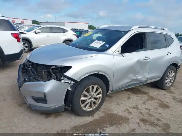 KNMAT2MT8JP572129 2018 NISSAN ROGUE - Image 2