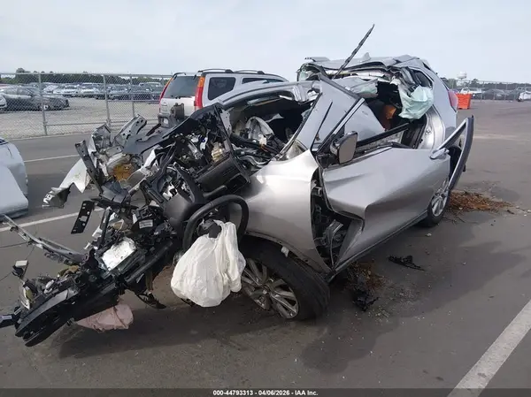 KNMAT2MT8JP579825 2018 NISSAN ROGUE - Image 2