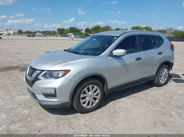 KNMAT2MT8JP581218 2018 NISSAN ROGUE - Image 2