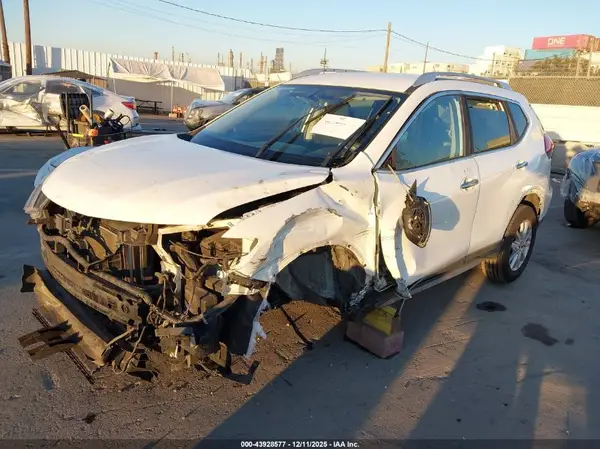 KNMAT2MT8JP585138 2018 NISSAN ROGUE - Image 2