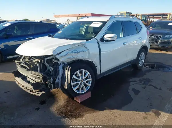 KNMAT2MT9HP586812 2017 NISSAN ROGUE - Image 2