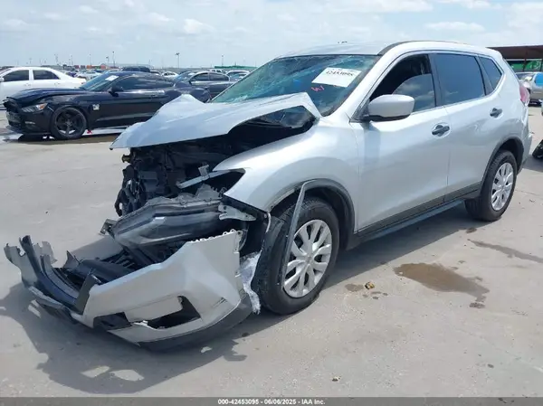KNMAT2MT9JP555517 2018 NISSAN ROGUE - Image 2