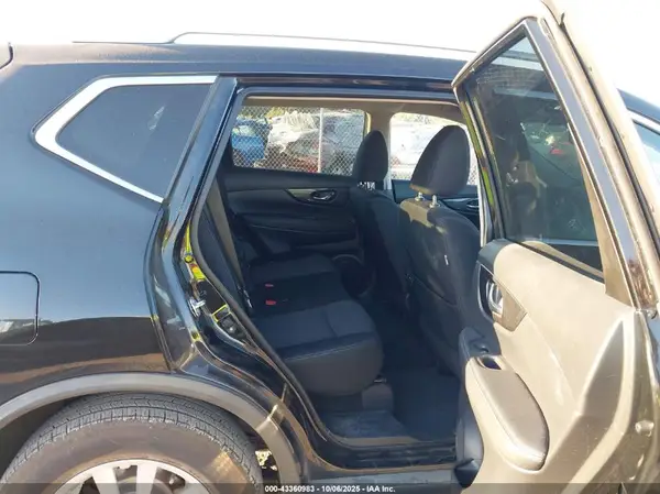 KNMAT2MT9JP584015 2018 NISSAN ROGUE - Image 8