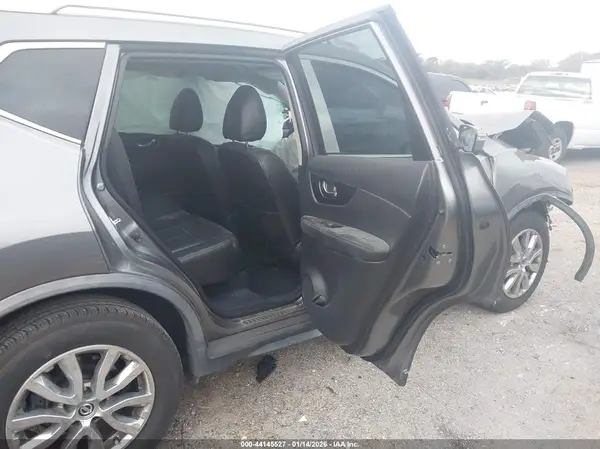 KNMAT2MTXHP526831 2017 NISSAN ROGUE - Image 8