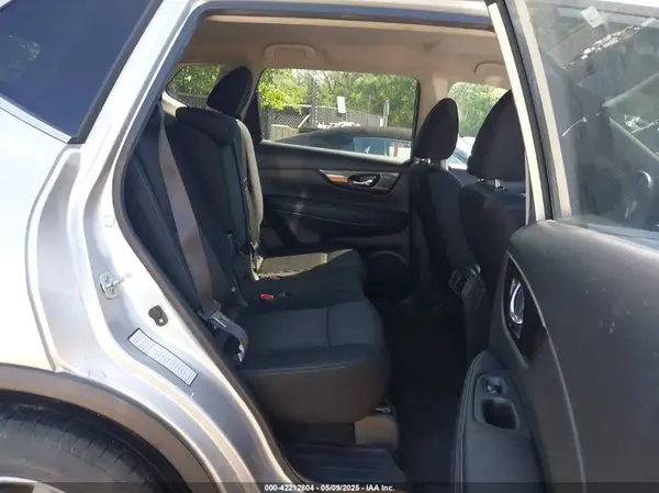 KNMAT2MTXHP537375 2017 NISSAN ROGUE - Image 8