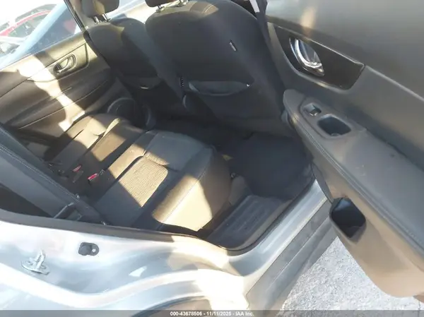 KNMAT2MTXHP537733 2017 NISSAN ROGUE - Image 8