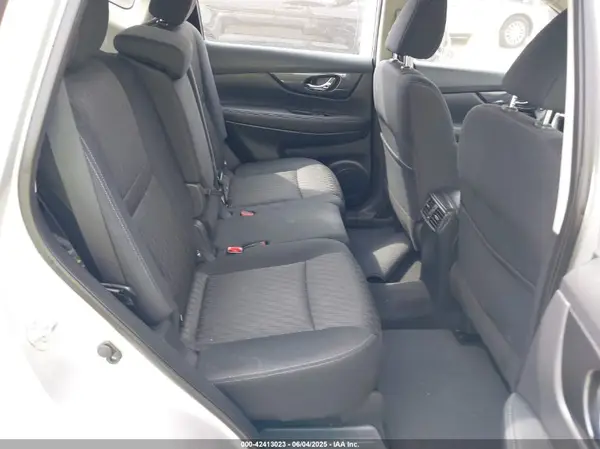 KNMAT2MTXHP552538 2017 NISSAN ROGUE - Image 8
