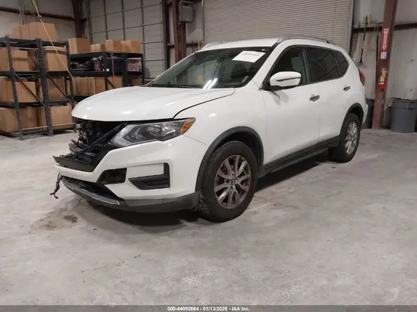 KNMAT2MTXHP556704 2017 NISSAN ROGUE - Image 2