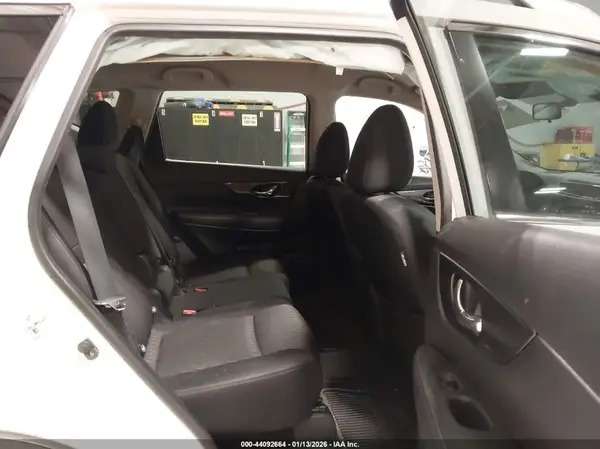 KNMAT2MTXHP556704 2017 NISSAN ROGUE - Image 8