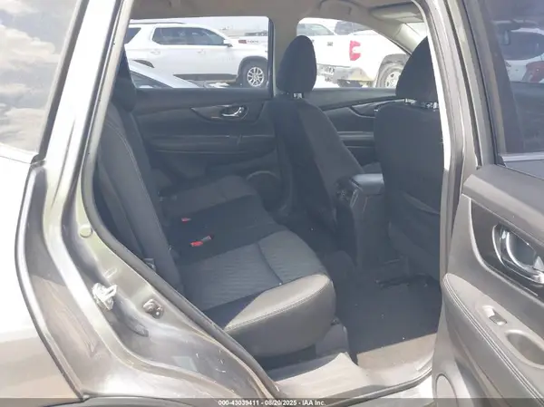 KNMAT2MTXHP568626 2017 NISSAN ROGUE - Image 8