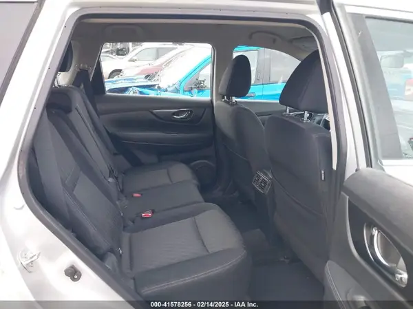 KNMAT2MTXHP568822 2017 NISSAN ROGUE - Image 8