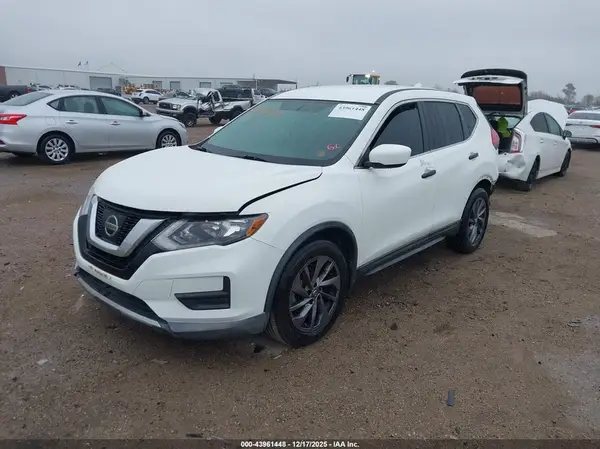KNMAT2MTXHP577570 2017 NISSAN ROGUE - Image 2