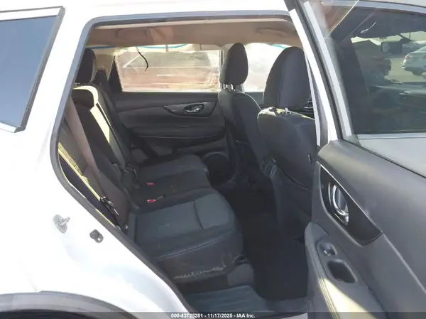 KNMAT2MTXHP579318 2017 NISSAN ROGUE - Image 8