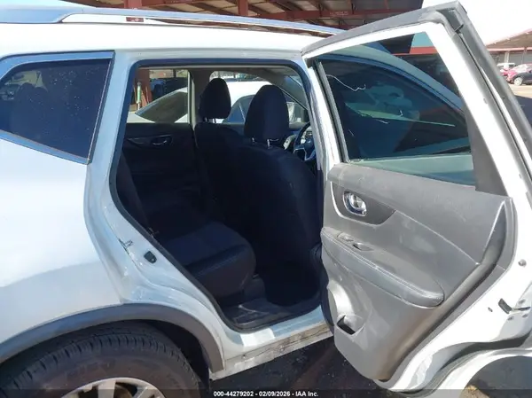 KNMAT2MTXHP589685 2017 NISSAN ROGUE - Image 8