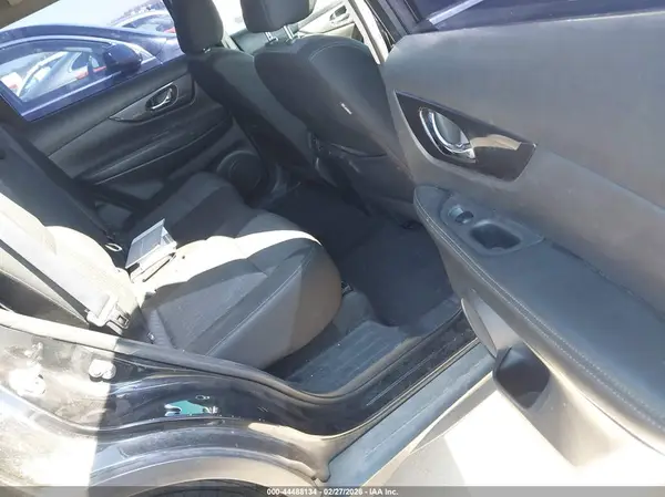 KNMAT2MTXHP608140 2017 NISSAN ROGUE - Image 8