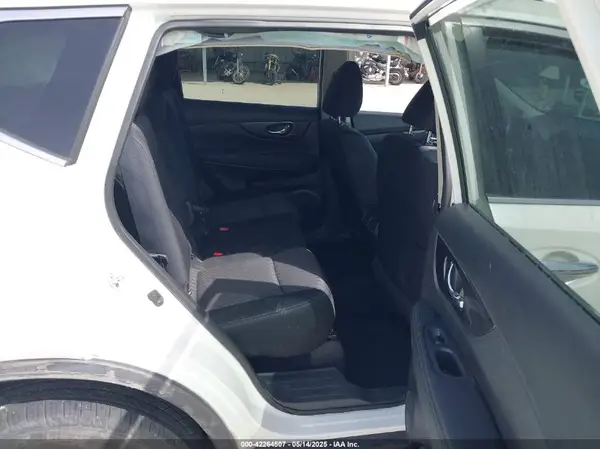 KNMAT2MTXHP610812 2017 NISSAN ROGUE - Image 8