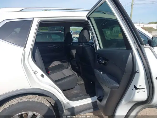 KNMAT2MTXHP618943 2017 NISSAN ROGUE - Image 8