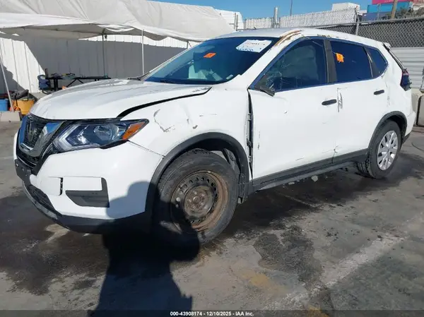 KNMAT2MTXJP606801 2018 NISSAN ROGUE - Image 2