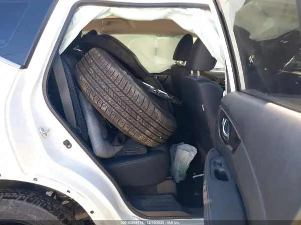 KNMAT2MTXJP606801 2018 NISSAN ROGUE - Image 8