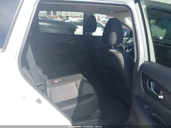 KNMAT2MTXJP615336 2018 NISSAN ROGUE - Image 8