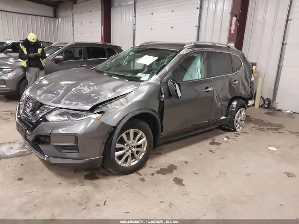 KNMAT2MV1HP516495 2017 NISSAN ROGUE - Image 2