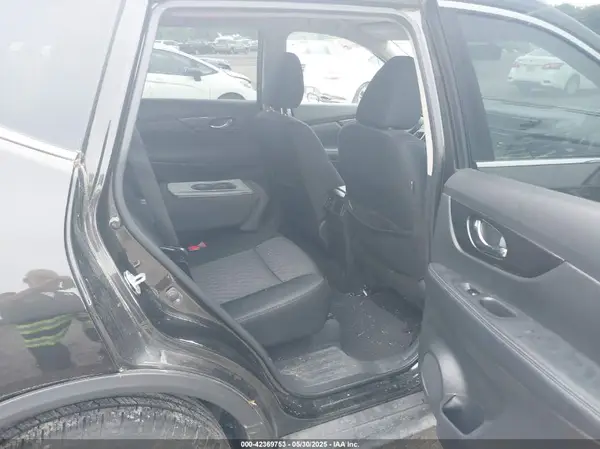KNMAT2MV1HP586899 2017 NISSAN ROGUE - Image 8