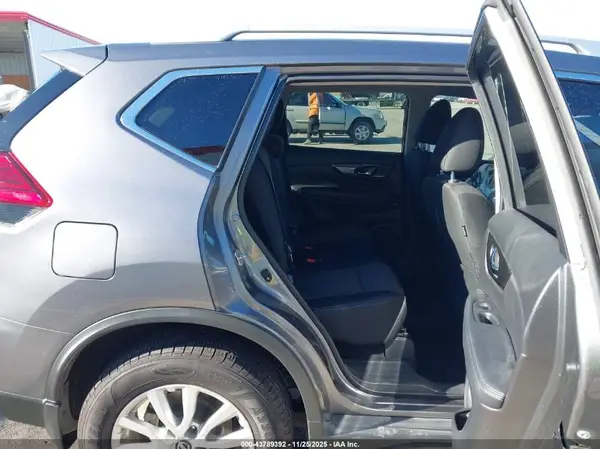 KNMAT2MV1HP607606 2017 NISSAN ROGUE - Image 8