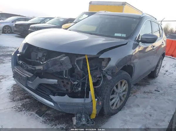 KNMAT2MV1JP500786 2018 NISSAN ROGUE - Image 2
