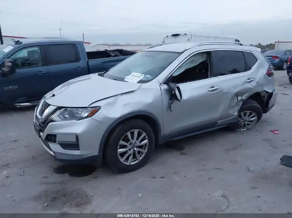 KNMAT2MV1JP528720 2018 NISSAN ROGUE - Image 2