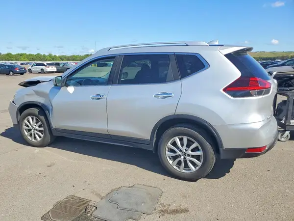 KNMAT2MV1JP529995 2018 NISSAN ROGUE - Image 2