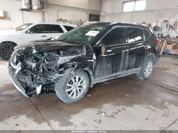 KNMAT2MV1JP563922 2018 NISSAN ROGUE - Image 2