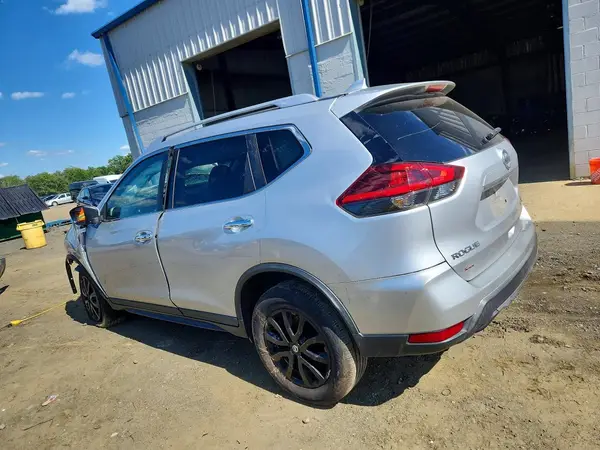 KNMAT2MV1JP565900 2018 NISSAN ROGUE - Image 2