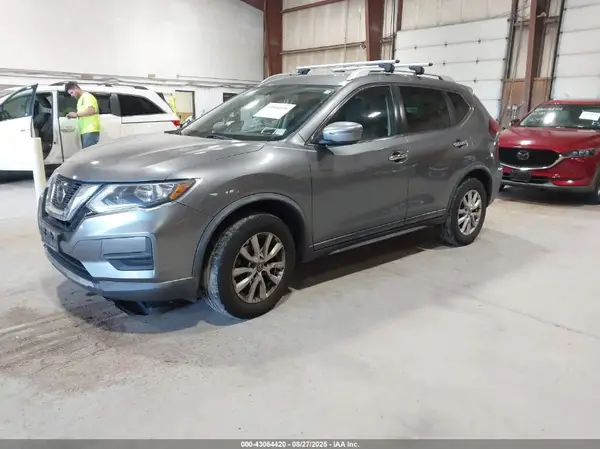 KNMAT2MV1JP581241 2018 NISSAN ROGUE - Image 2