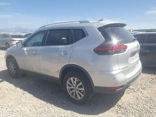 KNMAT2MV1JP585175 2018 NISSAN ROGUE - Image 2