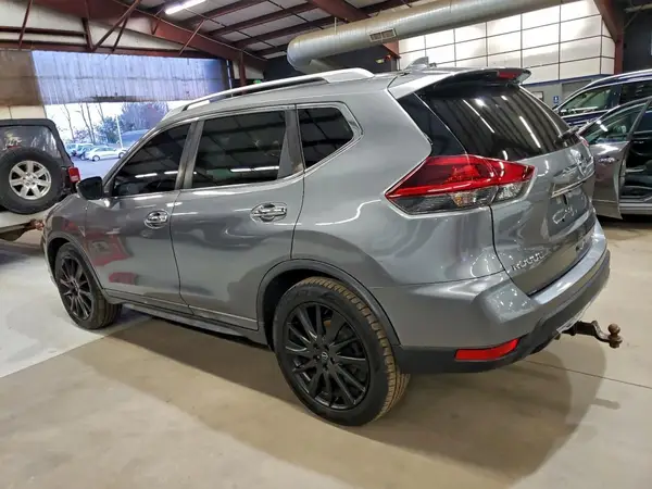 KNMAT2MV1JP590165 2018 NISSAN ROGUE - Image 2