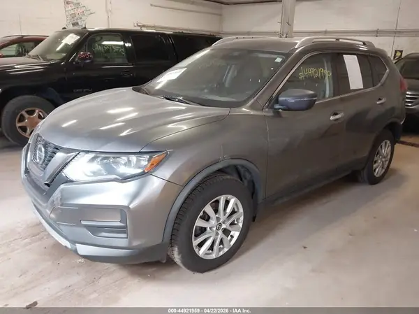 KNMAT2MV1JP607014 2018 NISSAN ROGUE - Image 2