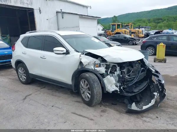 KNMAT2MV2HP528364 2017 NISSAN ROGUE - Image 1