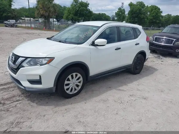 KNMAT2MV2HP560411 2017 NISSAN ROGUE - Image 2