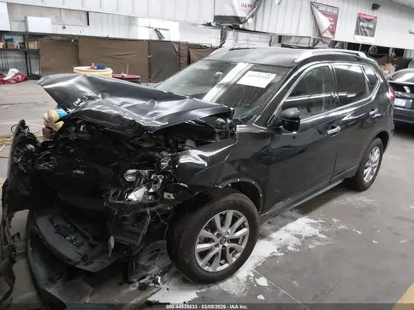 KNMAT2MV2HP575619 2017 NISSAN ROGUE - Image 2