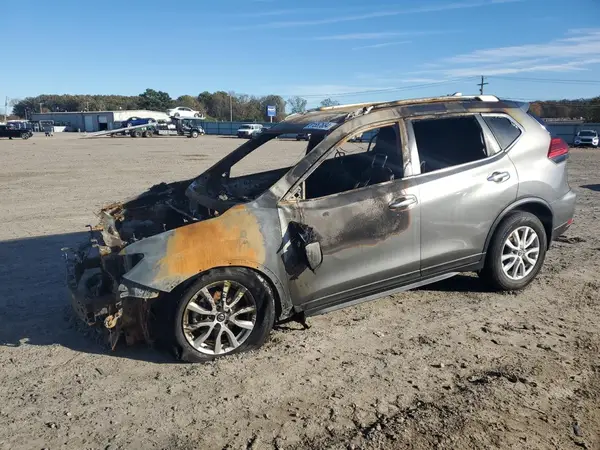 KNMAT2MV2HP604696 2017 NISSAN ROGUE - Image 1