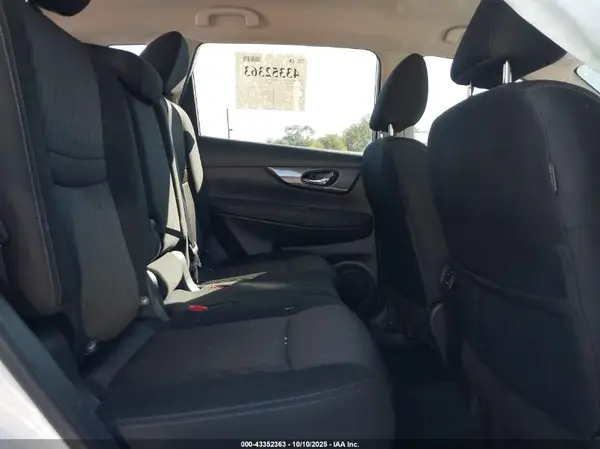 KNMAT2MV2HP615391 2017 NISSAN ROGUE - Image 8