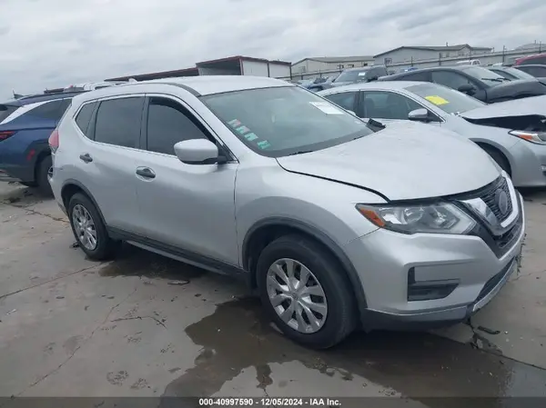 KNMAT2MV2JP509786 2018 NISSAN ROGUE - Image 1