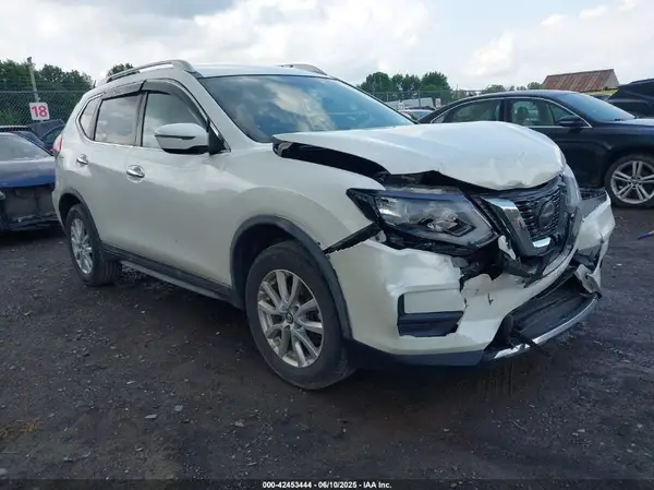 KNMAT2MV2JP557062 2018 NISSAN ROGUE - Image 1