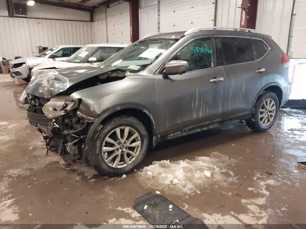 KNMAT2MV3HP599332 2017 NISSAN ROGUE - Image 2