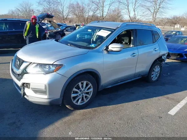 KNMAT2MV3JP575831 2018 NISSAN ROGUE - Image 2