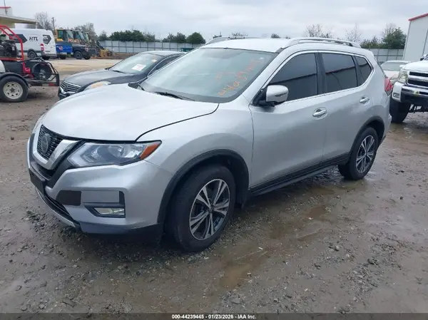 KNMAT2MV3JP608360 2018 NISSAN ROGUE - Image 2