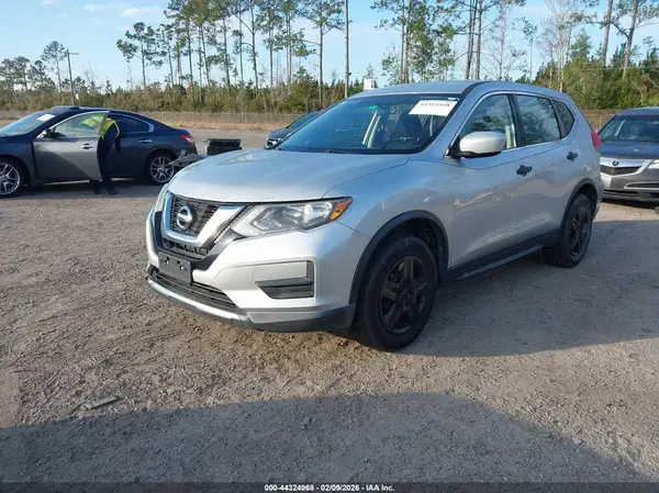 KNMAT2MV4HP516605 2017 NISSAN ROGUE - Image 2