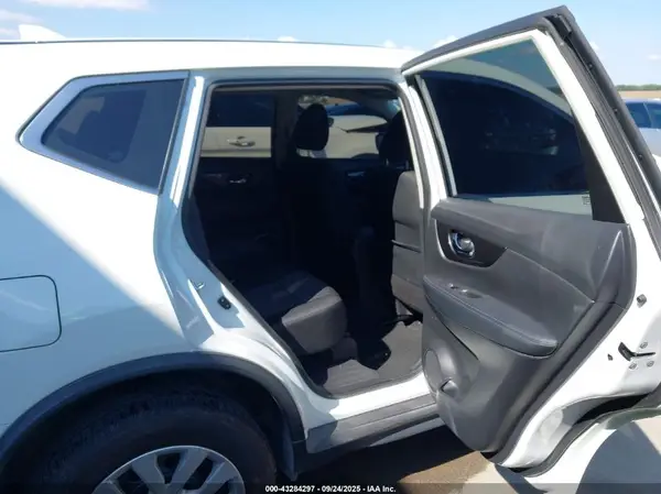 KNMAT2MV4HP600133 2017 NISSAN ROGUE - Image 8