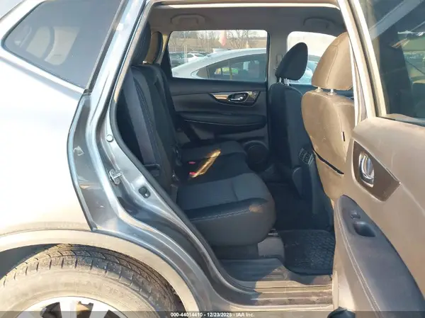 KNMAT2MV4HP612475 2017 NISSAN ROGUE - Image 8