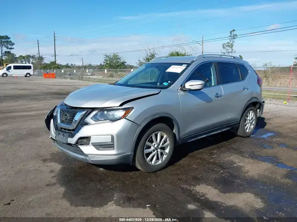 KNMAT2MV4JP503262 2018 NISSAN ROGUE - Image 2